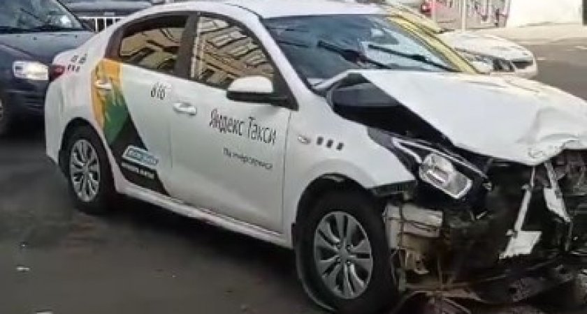 Водитель такси заснул за рулем и врезался в иномарку в Нижнем Новгороде