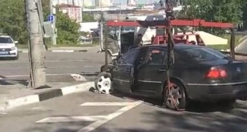 Пьяный водитель на иномарке снес столб на Стрелке