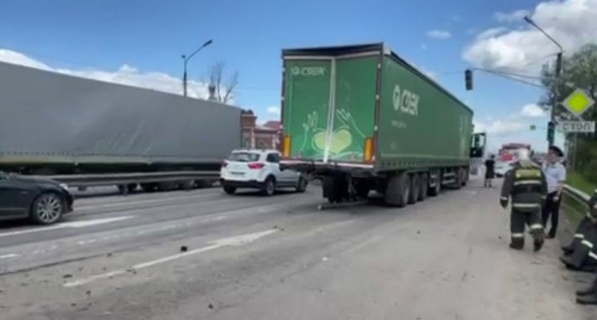 В массовой аварии с тремя фурами погиб человек