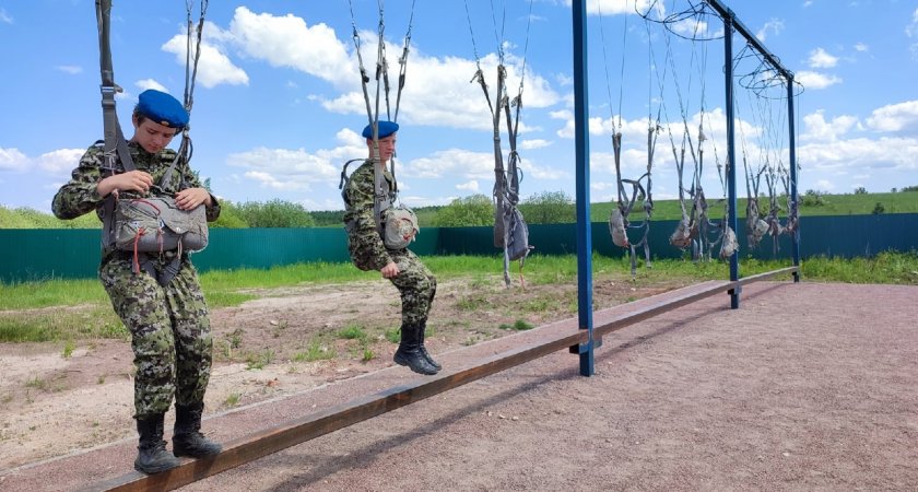 Десантный детский лагерь в Нижегородской области: парашюты, стрельба и метание ножей