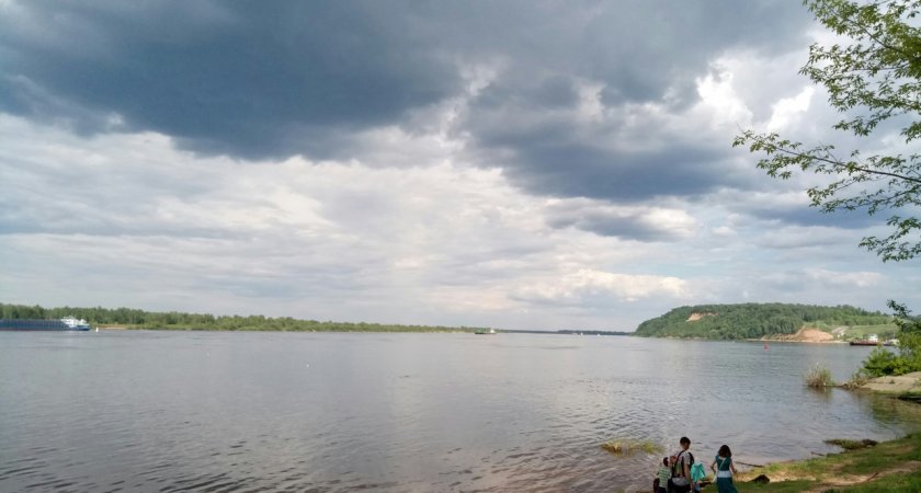 Девушка обиделась и решила уплыть от друзей через Волгу в полночь