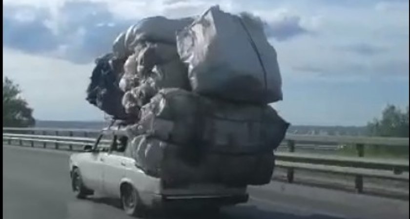 На Окском съезде заметили странный автомобиль