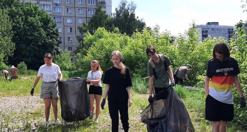 Школьники убирают мусор на улице и красят бордюры в Нижегородском районе