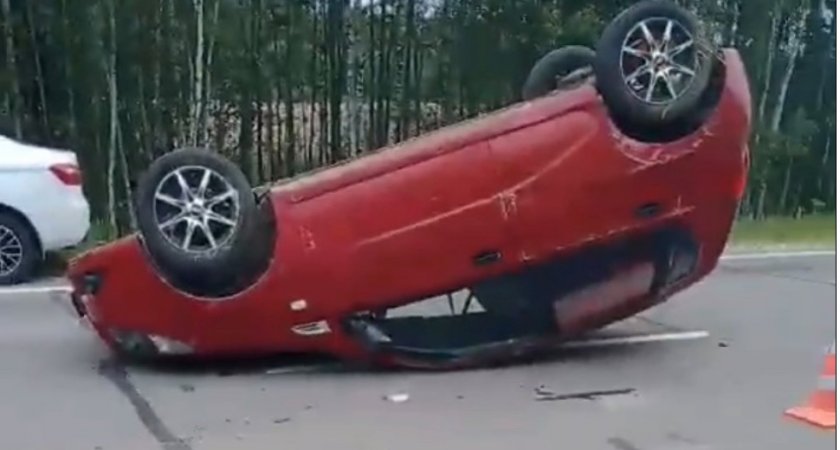 Девушка на красном автомобиле болтала по телефону и перевернулась на крышу