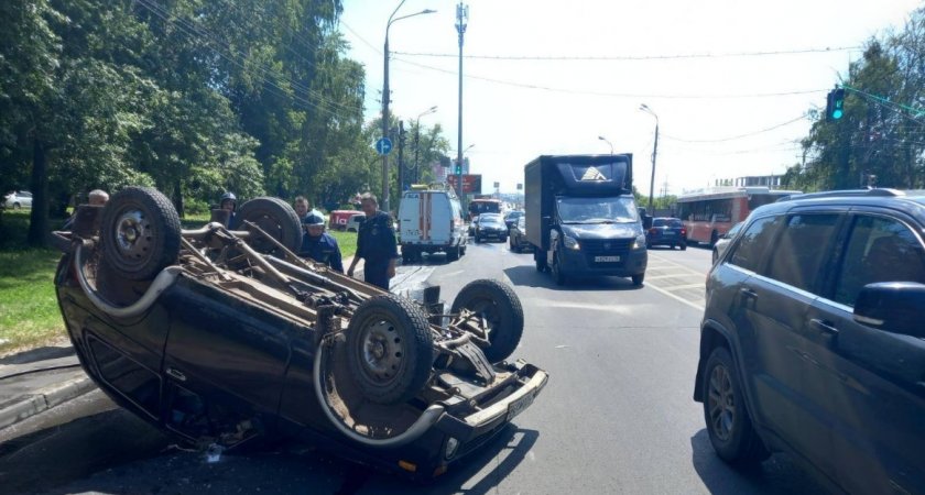 Пенсионер на “Ниве” проехал на красный свет и спровоцировал аварию