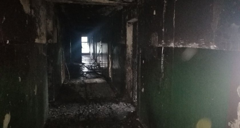 Около 30 человек пожарные спасли из горящего дома  в Павлово