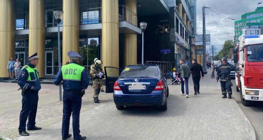 В центре Нижнего Новгорода легковушка вылетела на тротуар и врезалась в столб