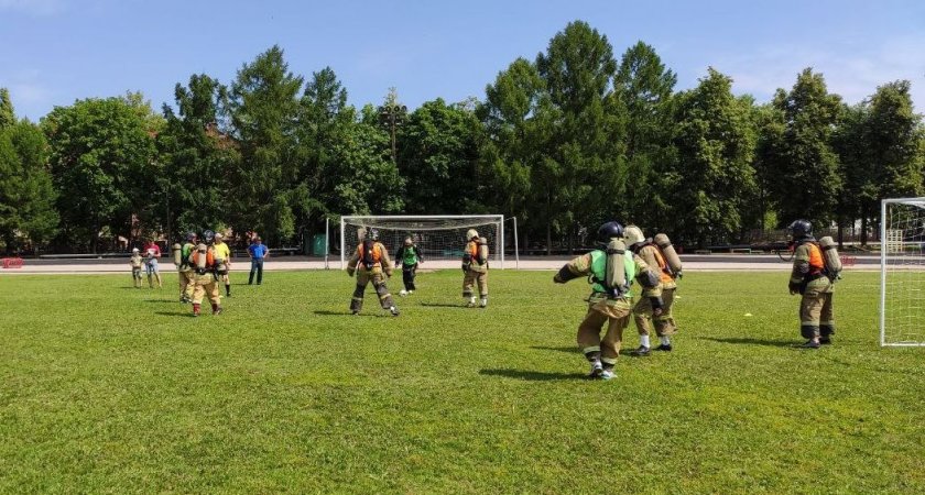 Пожарные нижегородской области сыграли в футбол в "боевой" экипировке