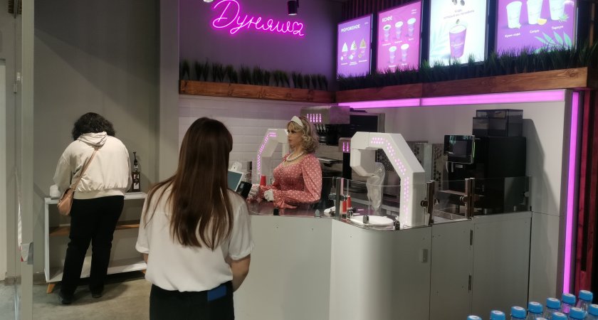 Робота "Дуняша" официально устроили работать в кафе Нижнего Новгорода
