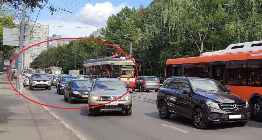 Семь трамваев встало в Нижнем Новгороде из-за ДТП "Мерседеса" с автобусом