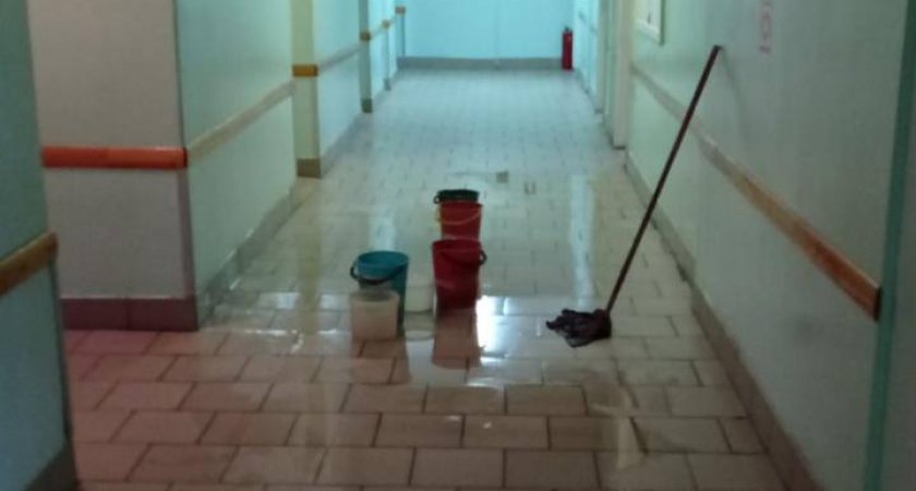 Пациентов Балахнинской больницы срочно перевели из-за потопа в другое отделение