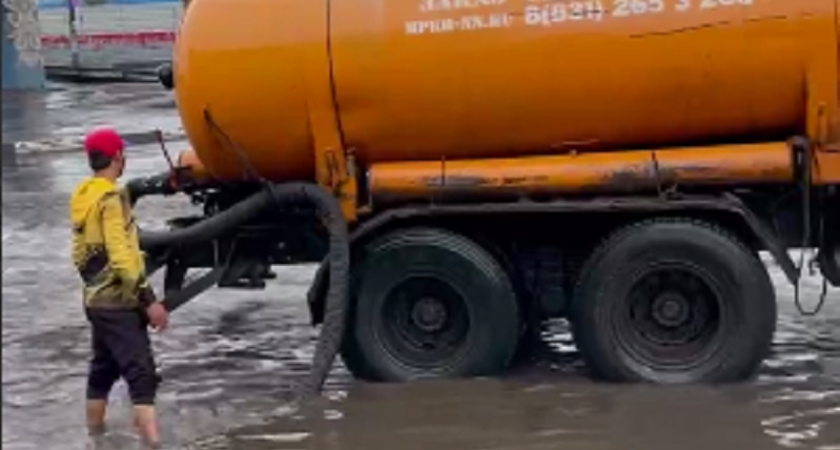 В Нижнем Новгороде коммунальщики пытаются устранить последствия сильного дождя 