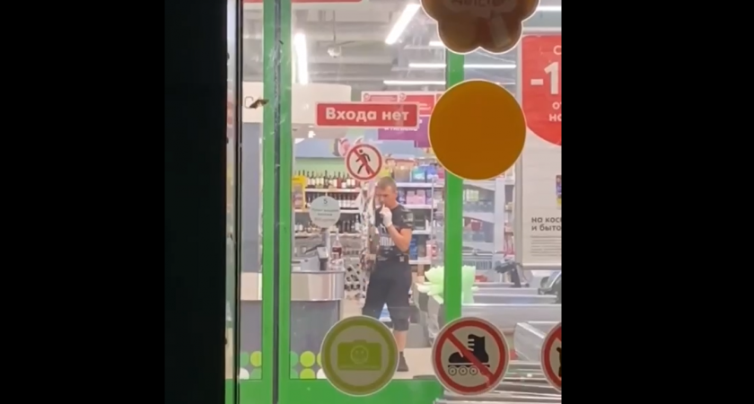 В Неклюдово мужчина с топором ворвался посреди ночи в "Пятерочку" 