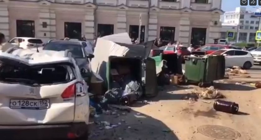 Бетономешалка опрокинулась и раздавила автомобили в Нижнем Новгороде