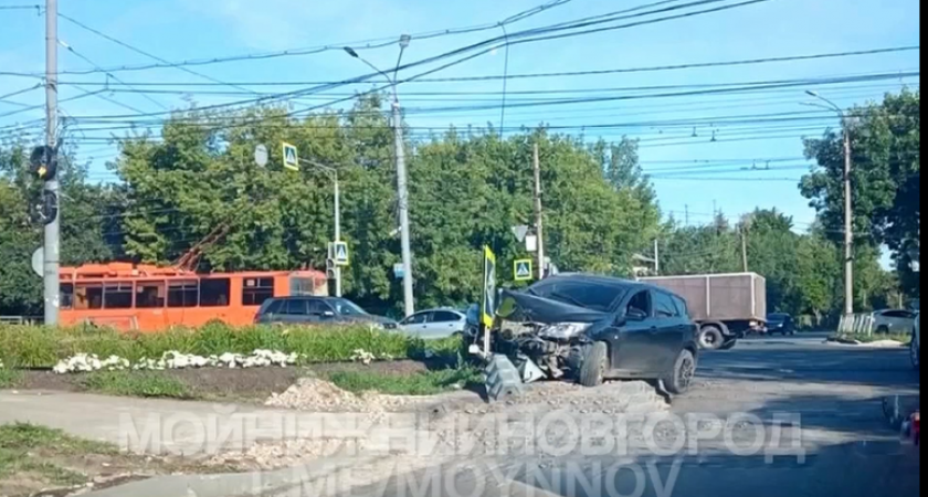 В Нижнем Новгороде пьяный водитель на перекрестке снес светофор 