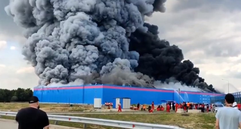 Товары продавцов и покупателей горят на подмосковном складе Ozon