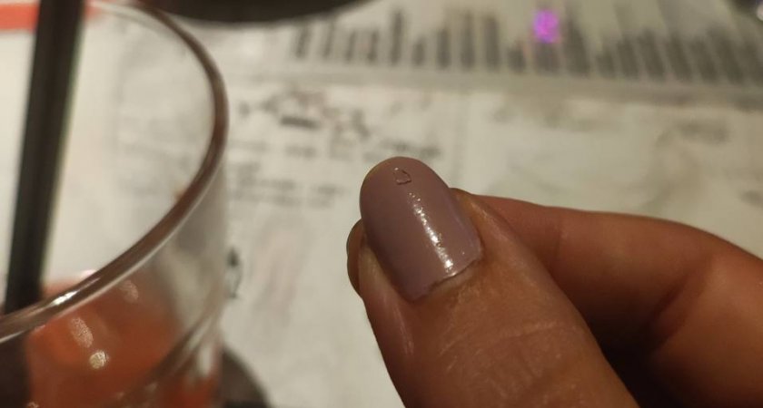 Нижегородке принесли коктейль со стеклом в одном из баров города