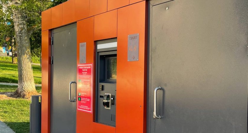 На набережной Федоровского поставили платные туалеты 