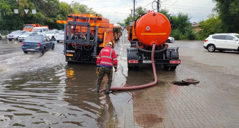 Фото к статье: В Нижнем Новгороде заработала дополнительная откачивающая техника из-за ливней