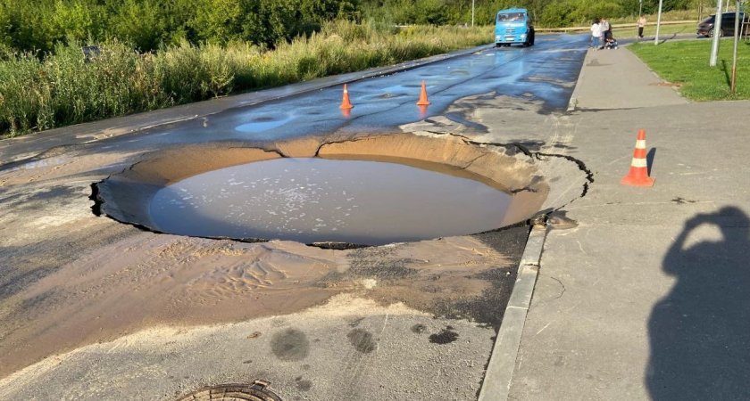 В Кузнечихе образовалась огромная яма посреди дороги 