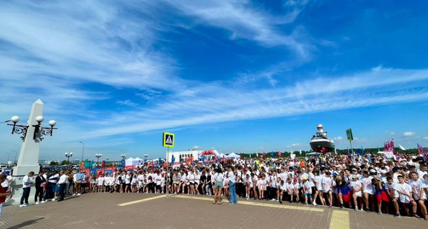 В Нижнем Новгороде в День физкультурника Чкаловскую лестницу преодолели 500 человек