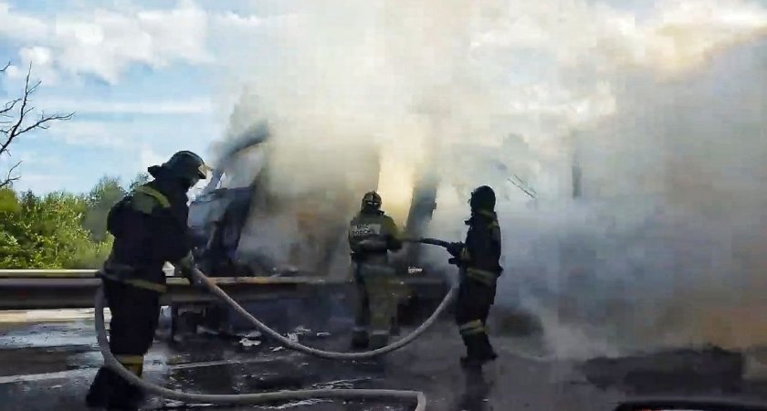 Фура загорелась на трассе М7 в Нижегородской области
