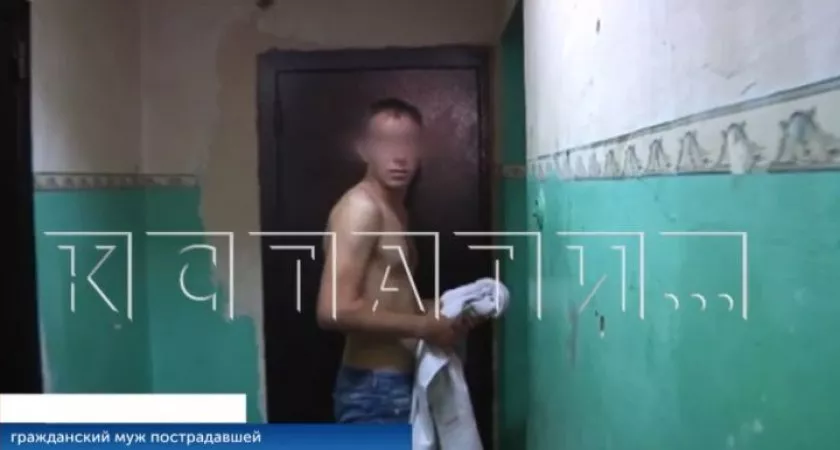 Фото к статье: Нижегородка спасаясь от сожителя-тирана расклеила его голые фото на стене дома