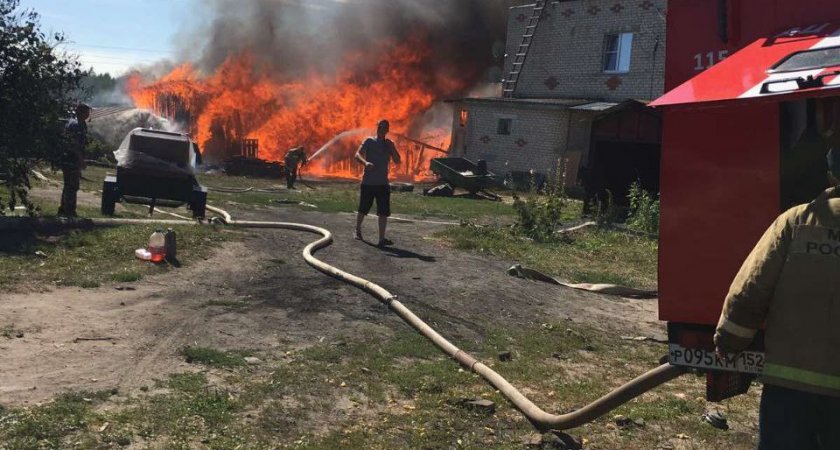 В Семеновском районе от вспыхнувших сараев загорелся жилой дом