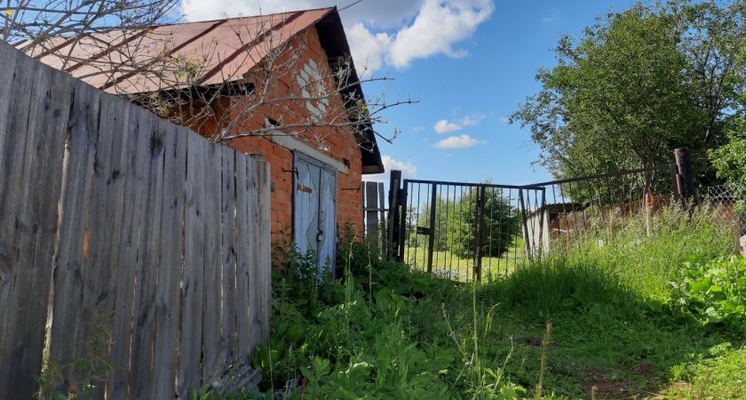 В Перевозе вор через дыру в заборе вынес с веранды самовар