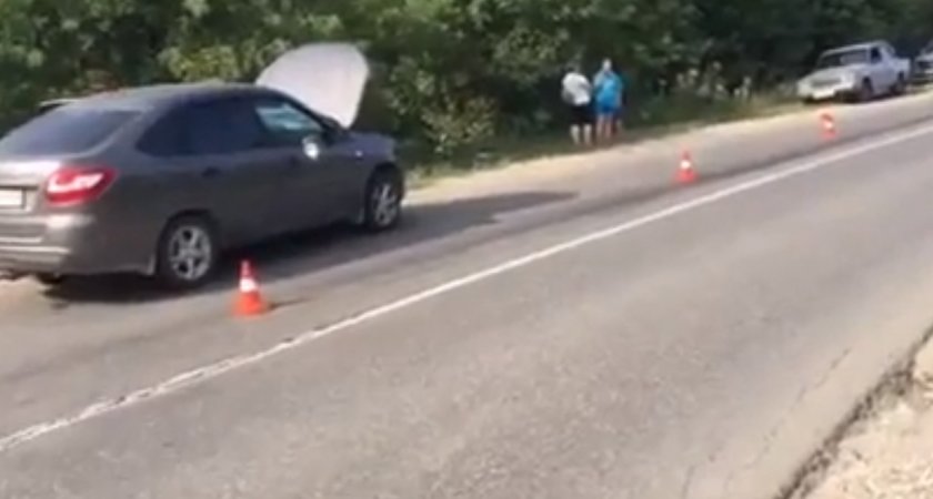 Нетрезвый велосипедист упал на капот проезжающего мимо автомобиля