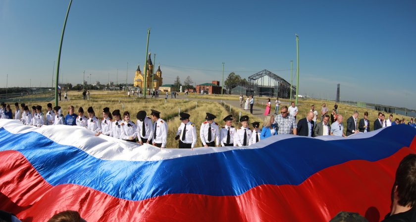 В День флага на Стрелке развернули стометровый триколор