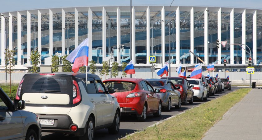 200 автомобилей и мотоциклов проехали по центру Нижнего в честь праздника