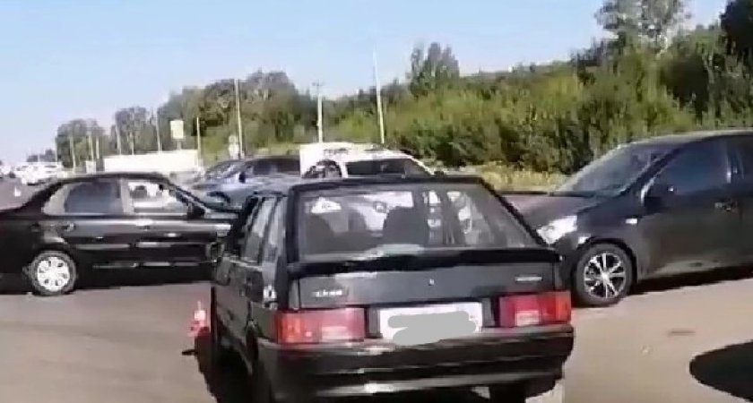 Торопливый курьер оказался под колесами автомобиля в Анкудиновке