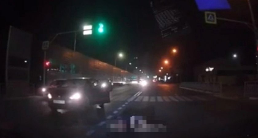 Пешеход выскочил на дорогу на последних секундах светофора и оказался под колесами 