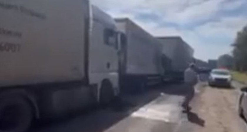 Сразу три фуры столкнулись на трассе в Кстовском районе