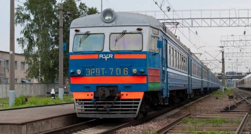 В Володарском районе водитель на иномарке врезался в поезд