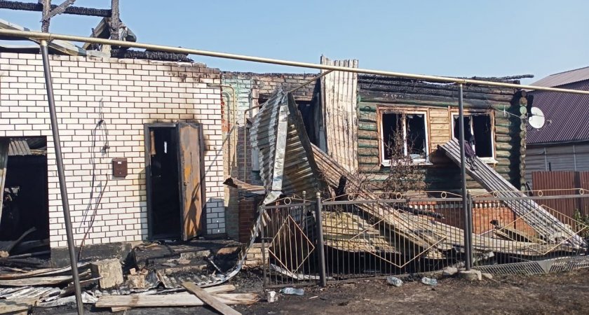 В Выксе из-за неосторожного обращения с огнем сгорел жилой дом и машина