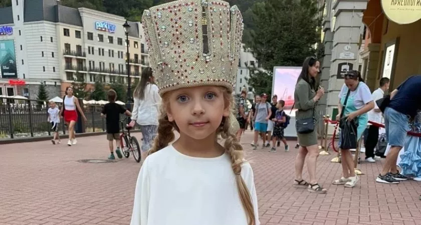 Фото к статье: Юная жительница Нижнего Новгорода завоевала титул на конкурсе “Маленькая мисс России”
