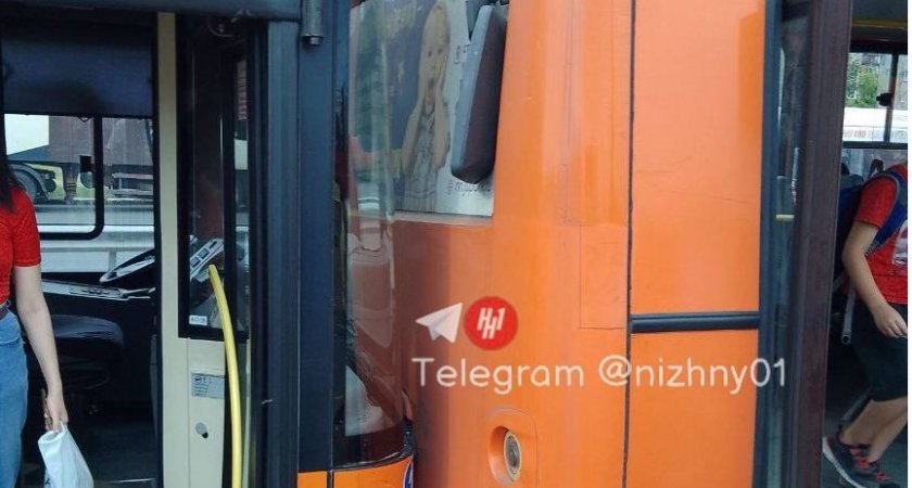 В понедельник в Нижнем Новгороде на кольце столкнулись автобус и маршрутка