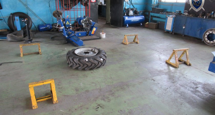 В Арзамасе во время взрыва покрышки пострадал слесарь