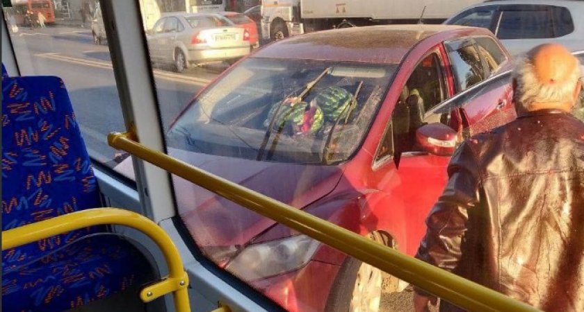 Машина с арбузами въехала в троллейбус в Нижнем Новгороде