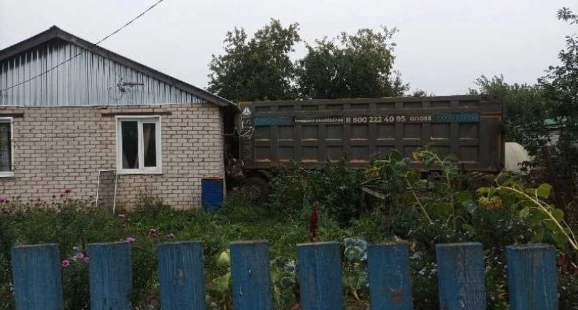 В Нижегородской области грузовик влетел в жилой дом