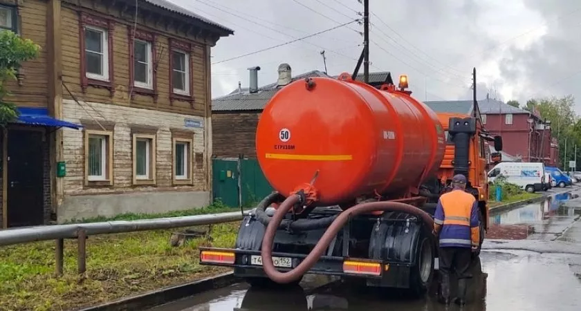 Фото к статье: В Нижнем Новгороде на местах подтоплений будет дежурить водооткачивающий транспорт