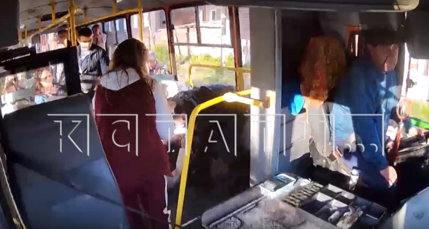 В Нижнем Новгороде девушке в автобусе стало плохо, но спасали не врачи, а пассажиры