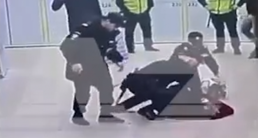 Baza: полицейские сломали руку женщине при задержании на вокзале Нижнего Новгорода