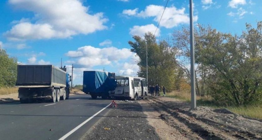 В Нижнем Новгороде ГАЗель влетела в маршрутку без колеса