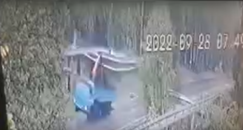 Момент ДТП в Сарове, где КамАЗ снес трубы, попал на видео