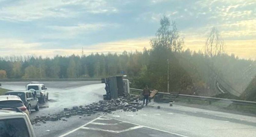 В Кстовском районе грузовик перевернулся и рассыпал бетонные блоки