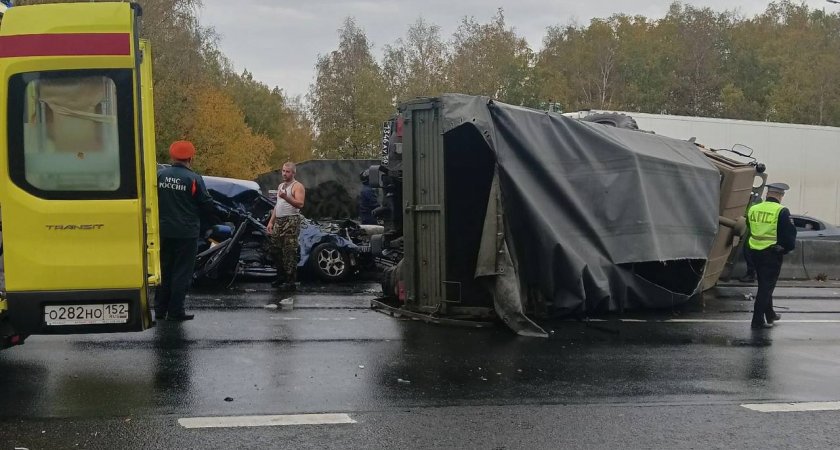 На Московском шоссе перевернулся военный грузовик