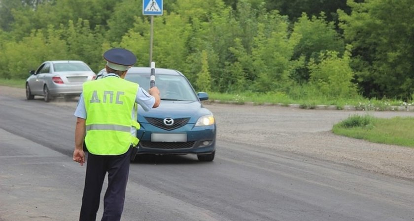Водитель наехал на полицейского и протащил его по дороге в Нижнем Новгороде